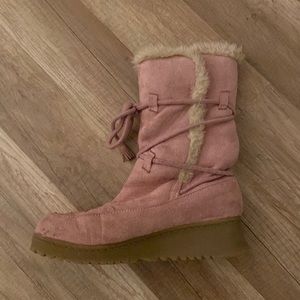 Warm Aeropostale cream pink boots. In good condition